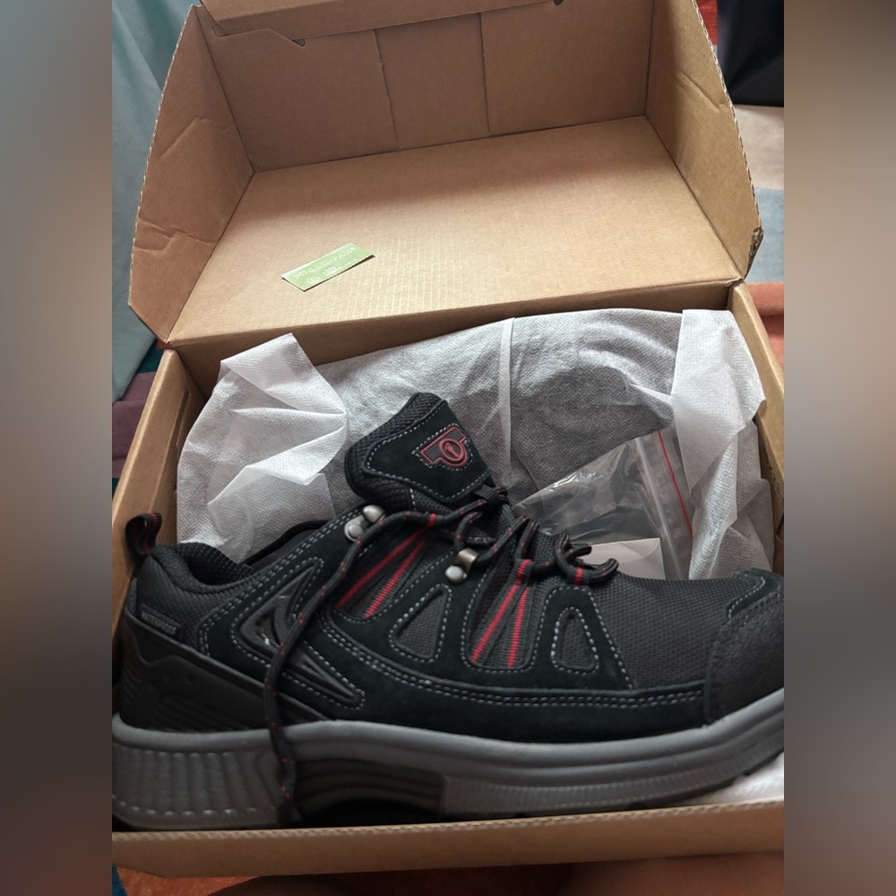 Black and Red Women's Sneakers - Picture 2 of 11